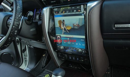 Lắp màn hình Tesla cho Toyota Fortuner